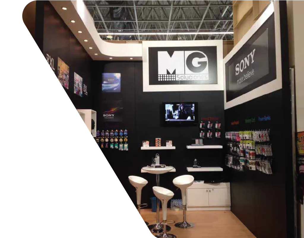 Stand comercial para exposición con exhibidores de producto